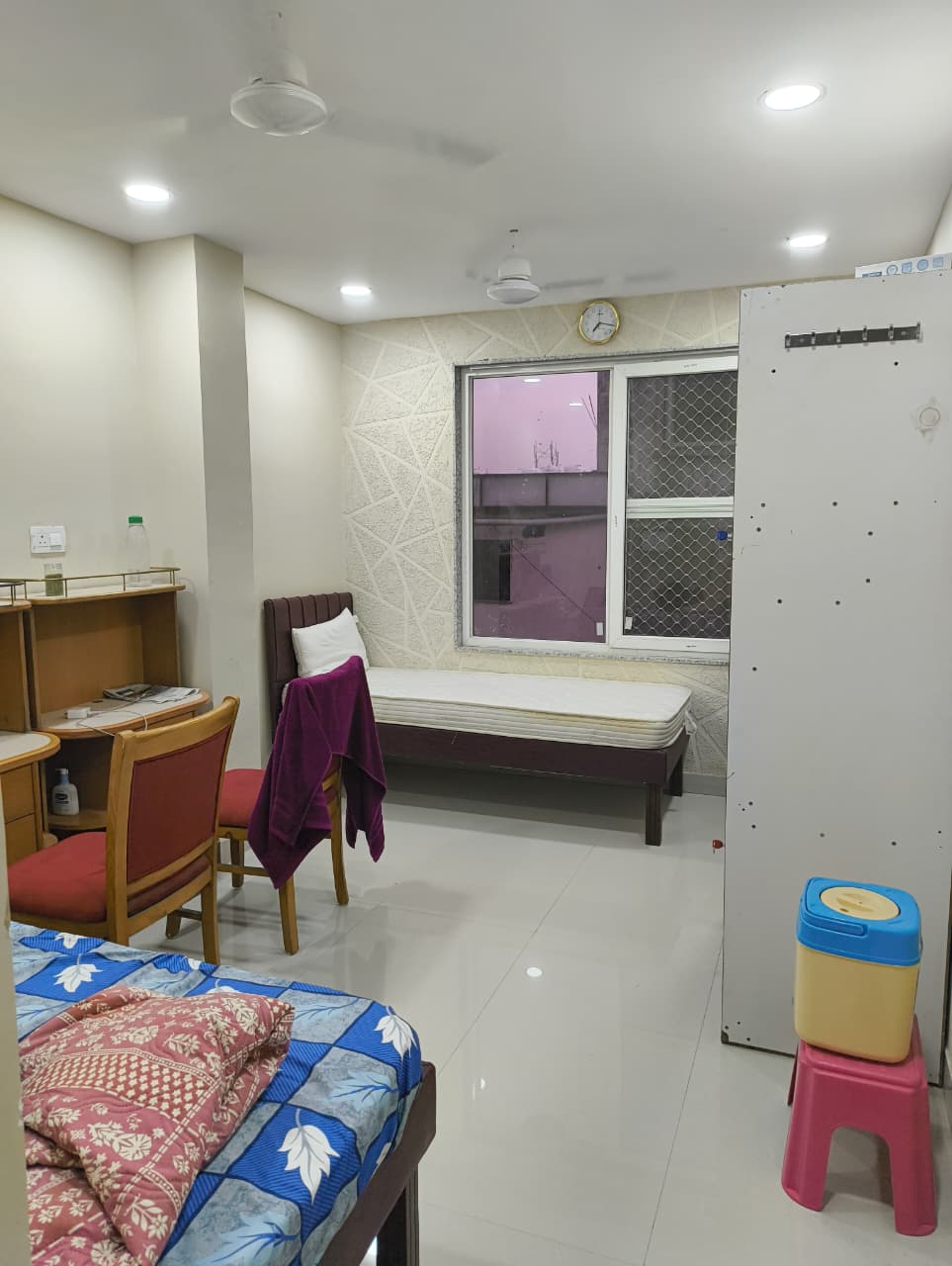 Comfortable Room - Jain's boys Stay Bhopal MP Nagar